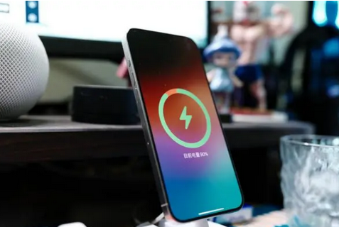 锡林郭勒苹果15换屏服务分享用什么充电器给iPhone15充电更好 